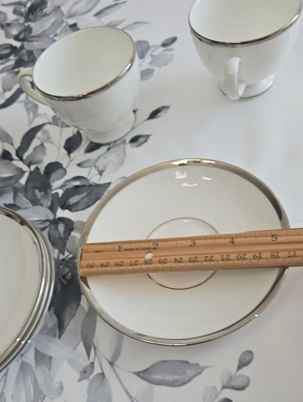 Wedgwood Bone China 4 Cups 4 Saucers Carlyn Made In England White